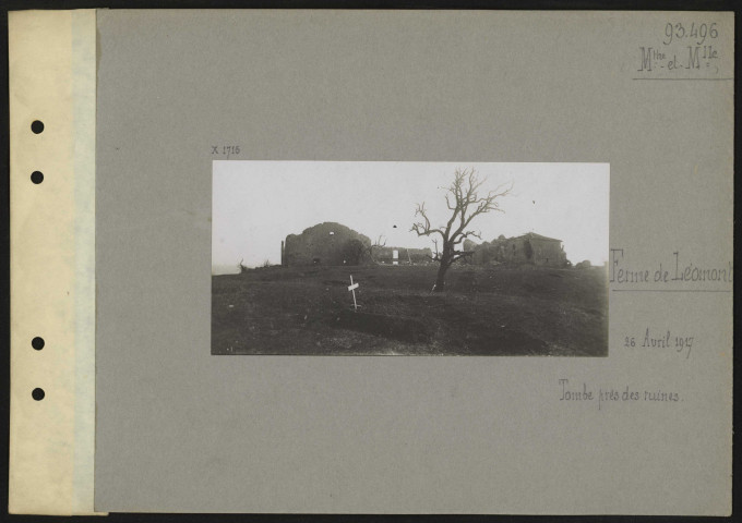 Ferme de Léomont (Meurthe-et-Moselle). Tombe près des ruines