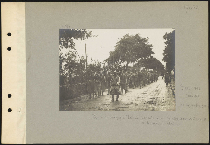 Suippes (près de). Route de Suippes à Châlons. Une colonne de prisonniers venant de Suippes et se dirigeant sur Châlons
