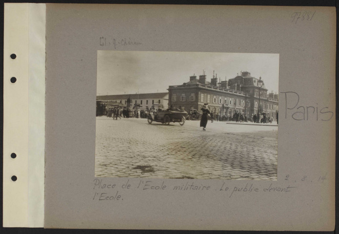 Paris. Place de l'Ecole militaire. Le public devant l'école