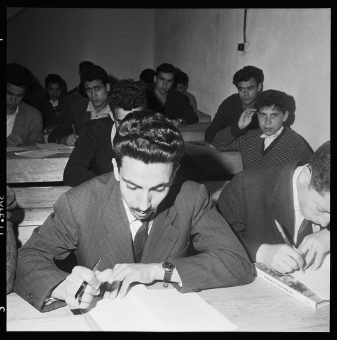 Reportage sur une école où écrivent et travaillent des enfants et des adultes (suite) et réunion publique