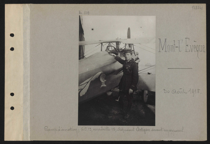 Mont-l'Évêque. Camp d'aviation : GC 13, escadrille 15 ; adjudant Artigan devant son appareil