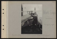 Mont-l'Évêque. Camp d'aviation : GC 13, escadrille 15 ; adjudant Artigan devant son appareil