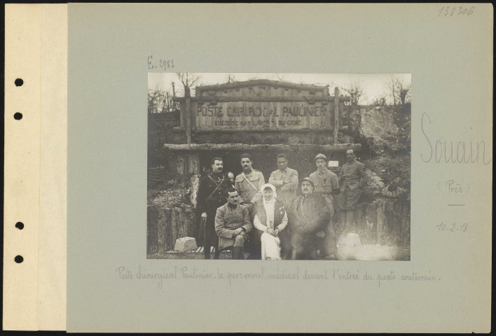 Souain (près). Poste chirurgical Paulinier. Le personnel médical devant l'entrée du poste souterrain