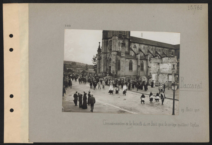 Baccarat. Commémoration de la bataille du 25 août 1914 ; le cortège quittant l'église