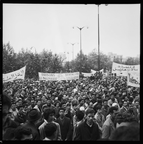 Manifestation et meeting à Alger organisée par le FLN en présence de Bachir Boumaza (ministre du travail), Ben Bella et Boumedienne (début): 1