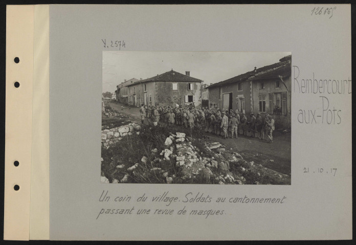 Rembercourt-aux-Pots. Un coin du village. Soldats au cantonnement passant une revue de masques