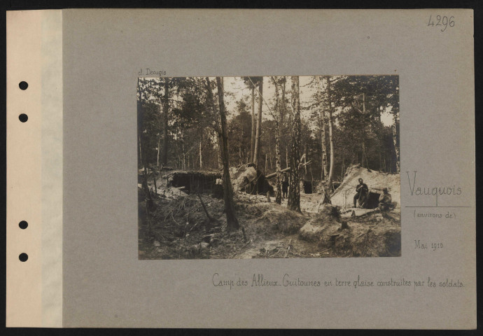 Vauquois (environs de). Camp des Allieux. Guitounes en terre glaise construites par les soldats