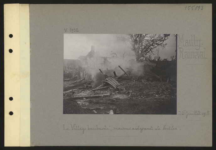 Mailly-Raineval. Le village bombardé ; maisons achevant de brûler