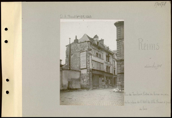 Reims. Rue de Tambour. Entrée de la rue au coin de la place de l'Hôtel-de-ville. Maison à pans de bois