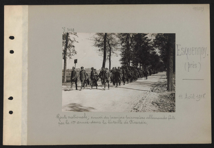 Esquennoy (près). Route nationale ; convoi des premiers allemands faits par la première armée dans la bataille de Picardie