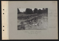 Prieuré de Sainte-Croix (Parc d'Offémont). L'étang : soldats se baignant. Au fond, la ferme