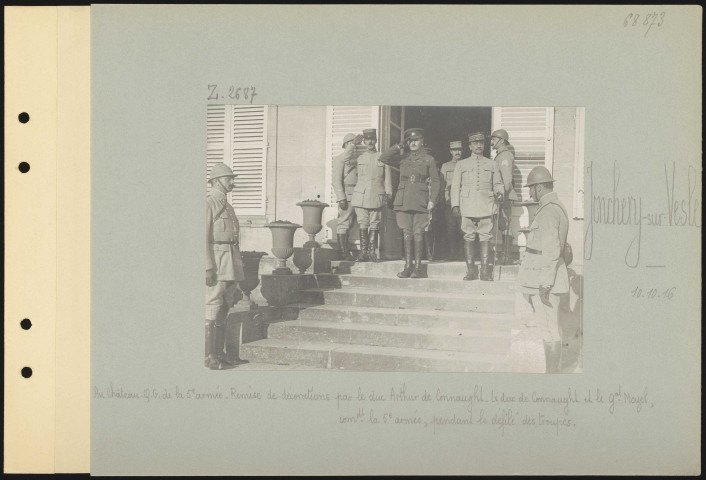 Jonchery-sur-Vesle. Au château. Quartier général de la 5e armée. Remise de décorations par le duc Arthur de Connaught. Le duc Arthur de Connaught et le général Maze, commandant la 5e armée, pendant le défilé des troupes