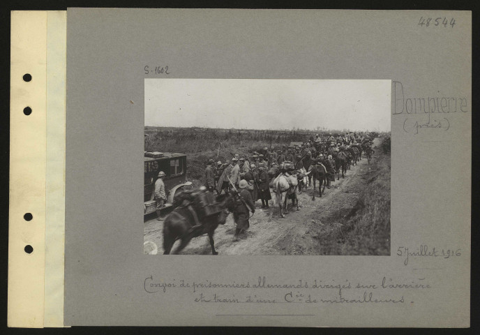 Dompierre (près). Convoi de prisonniers allemands dirigés sur l'arrière et train d'une compagnie de mitrailleurs