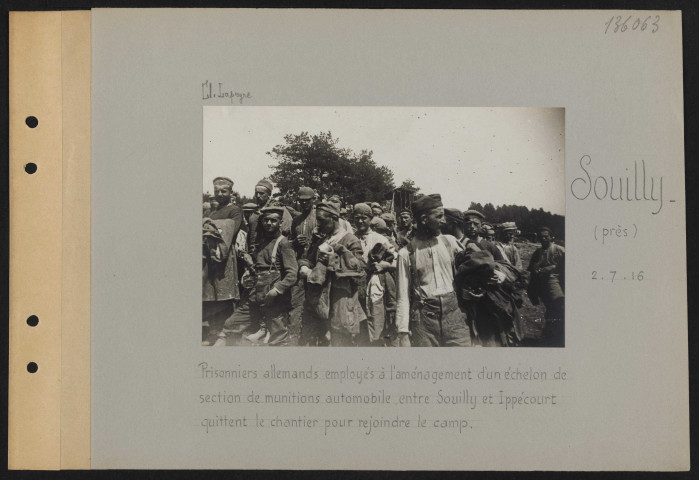 Souilly (près). Prisonniers allemands, employés à l'aménagement d'un échelon de section de munitions automobile entre Souilly et Ippécourt, quittent le chantier pour rejoindre le camp