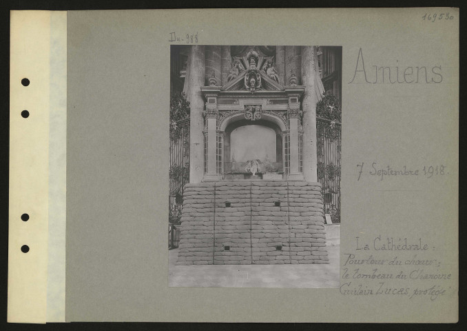 Amiens. La cathédrale : pourtour du chœur ; tombeau du chanoine Guilain Lucas protégé