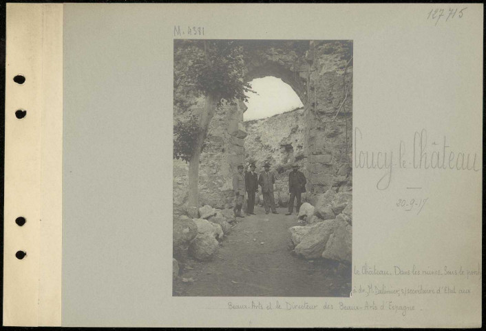 Coucy-le-Château. Le château. Dans les ruines. Sous le porche, à droite, monsieur Dalimier, sous-secrétaire d'État aux Beaux-Arts et le directeur des Beaux-Arts d'Espagne