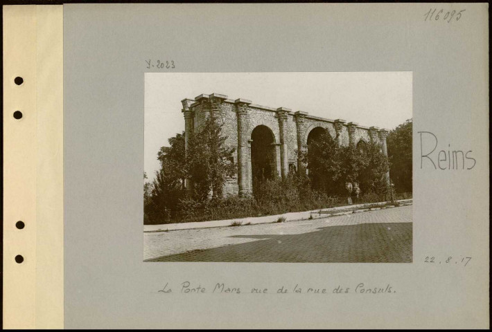 Reims. La porte Mars vue de la rue des Consuls