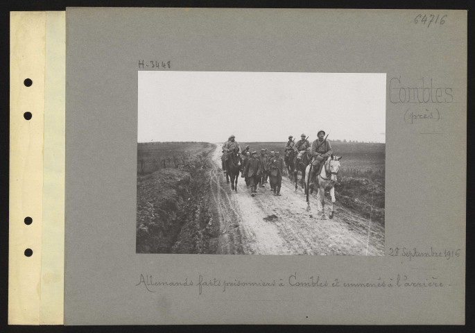 Combles (près). Allemands faits prisonniers à Combles et emmenés à l'arrière