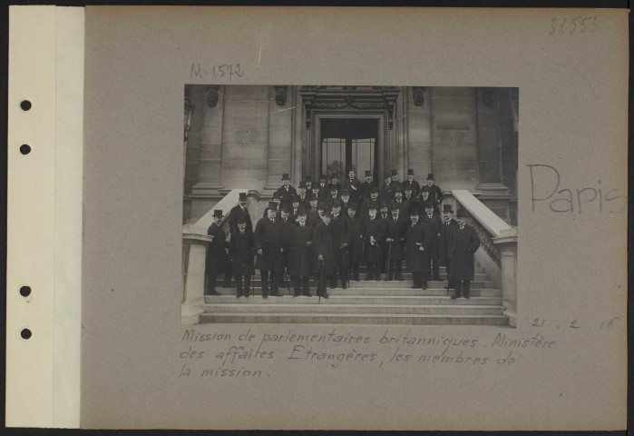 Paris. Mission de parlementaires britanniques. A l'Elysée, membres de la mission venant de saluer le président de la République