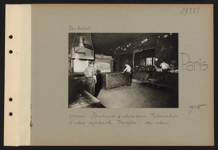 Paris. Usine Panhard et Levassor. Fabrication d'obus explosifs. Trempe des obus