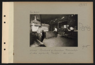 Paris. Usine Panhard et Levassor. Fabrication d'obus explosifs. Trempe des obus