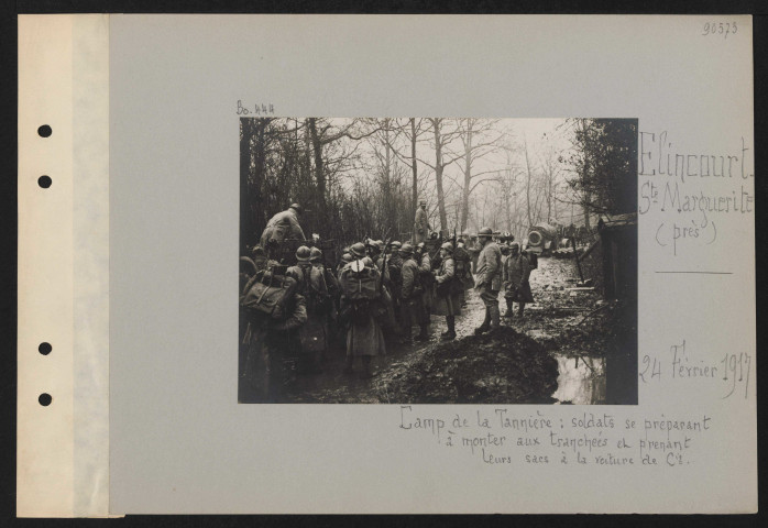 Elincourt-Sainte-Marguerite (près). Camp de la Tannière : soldats sa préparant à monter aux trachées et prenant leurs sacs à la voiture de compagnie