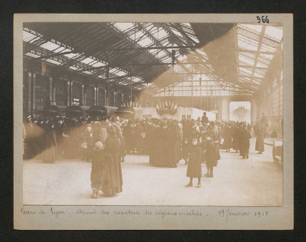 Gare de Lyon. Arrivée des rapatriés des régions envahies