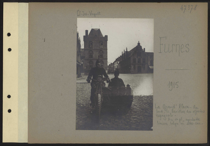 Furnes. La grand'place. Au fond, le pavillon des officiers espagnols. Au premier plan, agents de liaison belges en side-car