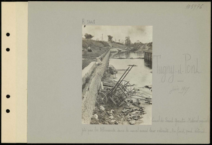 Tugny-et-Pont. Canal de Saint-Quentin. Matériel agricole jeté par les Allemands dans le canal avant leur retraite. Au fond, pont détruit