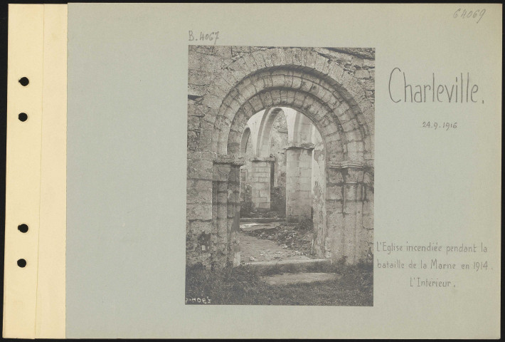 Charleville. L'église incendiée pendant la bataille de la Marne en 1914. L'intérieur