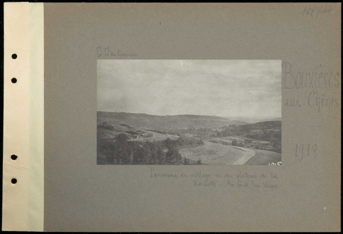 Bouxières-aux-Chênes. Panorama du village vu du plateau de la Rochette. Au fond, les Vosges