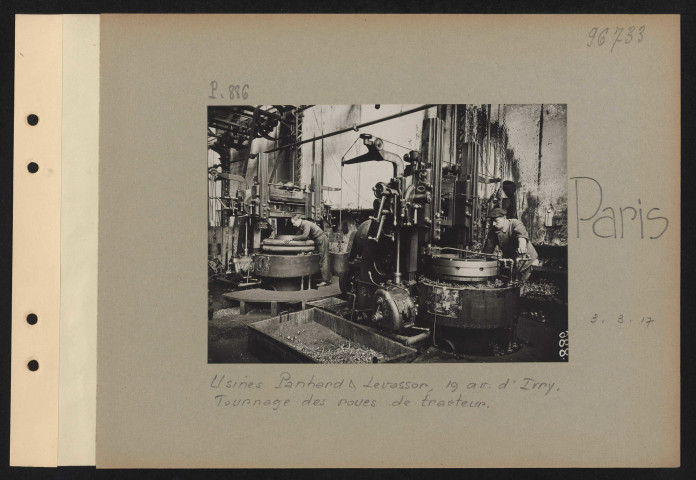 Paris. Usines Panhard et Levassor, 19 avenue d'Ivry. Tournage des roues de tracteur