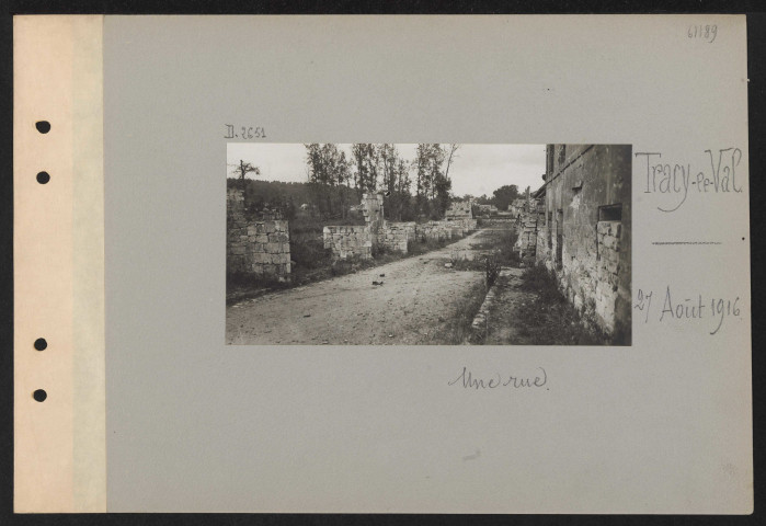 Tracy-le-Val. Une rue