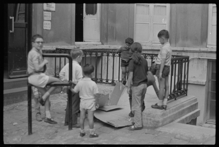 Jeux d'enfants dans la rue. Meeting du Parti communiste pour Ho Chí Minh