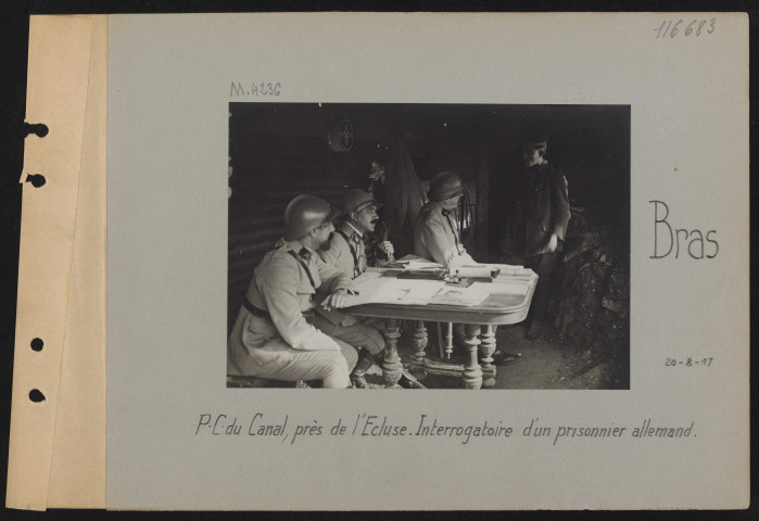 Bras. PC du canal, près de l'écluse. Interrogatoire d'un prisonnier allemand