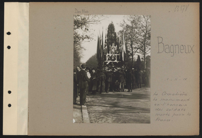 Bagneux. Le cimetière. Le monument en l'honneur des soldats morts pour la France