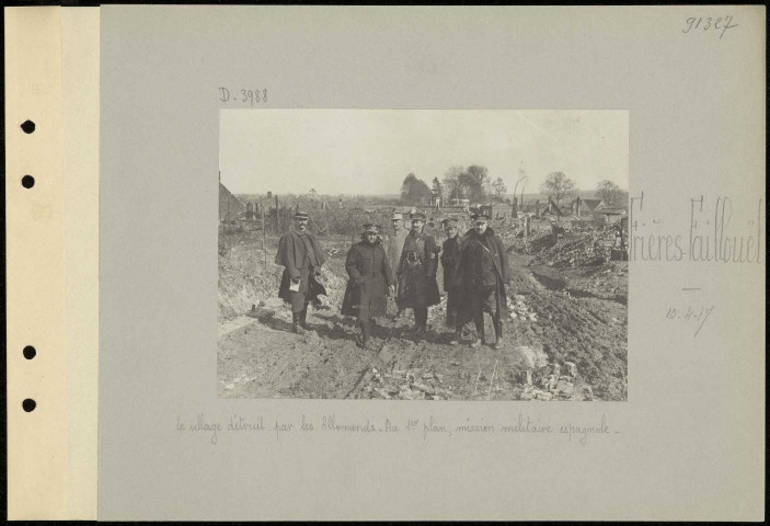Frières-Faillouët. Le village détruit par les Allemands. Au premier plan, mission militaire espagnole