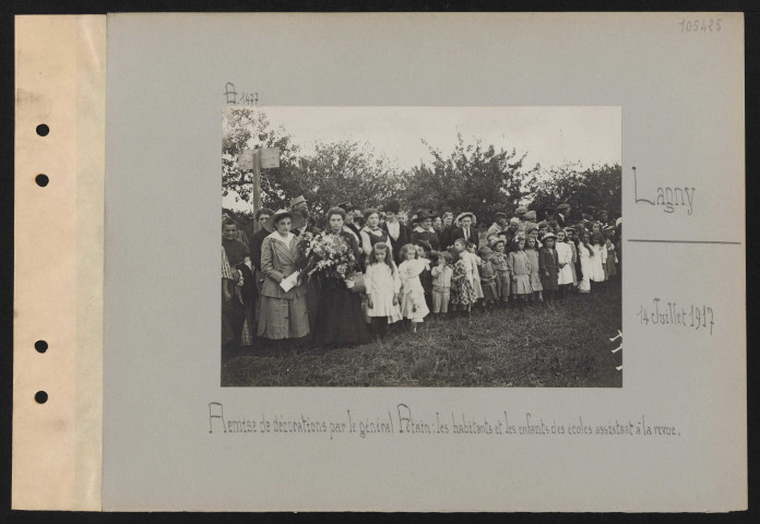 Lagny. Remise de décorations par le général Pétain : les habitants et les enfants des écoles assistant à la revue
