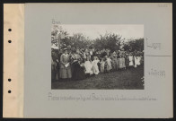 Lagny. Remise de décorations par le général Pétain : les habitants et les enfants des écoles assistant à la revue