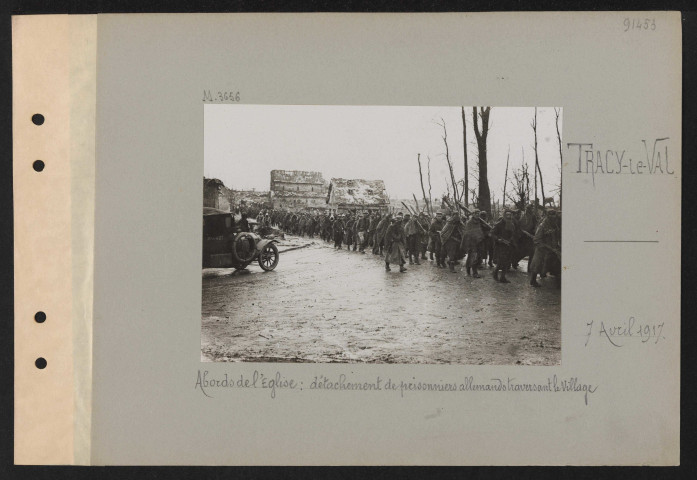Tracy-le-Val. Abords de l'église : détachement de prisonniers allemands traversant le village