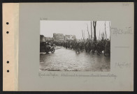 Tracy-le-Val. Abords de l'église : détachement de prisonniers allemands traversant le village