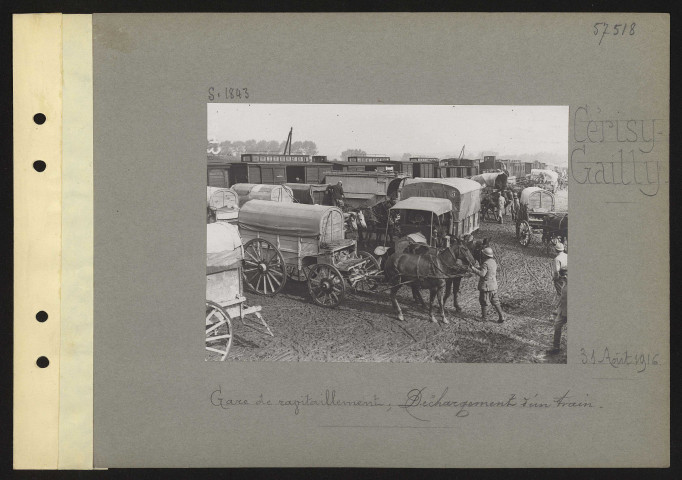 Cérisy-Gailly. Gare de ravitaillement ; déchargement d'un train