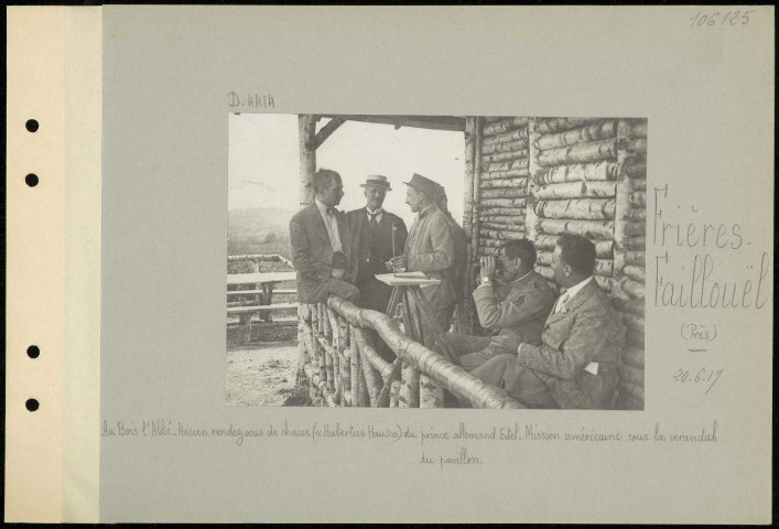 Frières-Faillouët (près). Au Bois l'Abbé. Ancien rendez-vous de chasse (Hubertus Haus") du prince allemand Eitel. Mission américaine sous la verandah du pavillon