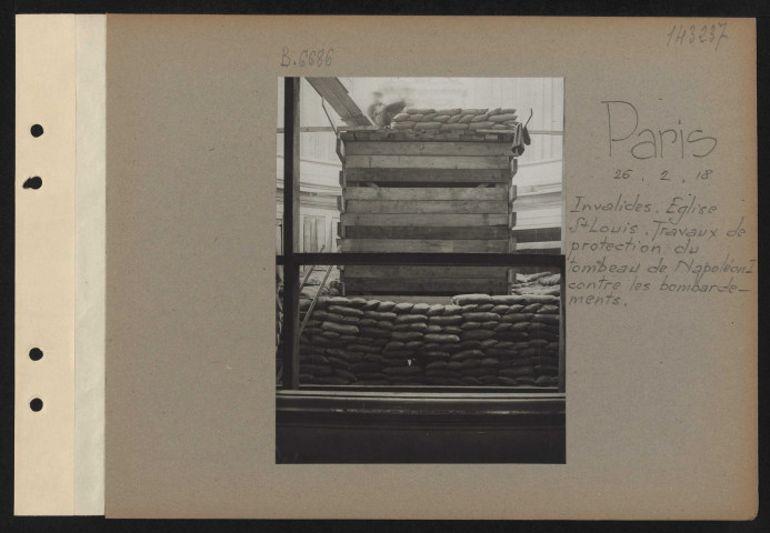Paris. Invalides. Église Saint-Louis. Travaux de protection du tombeau de Napoléon Ier contre les bombardements