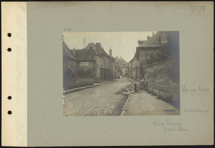 Vic-sur-Aisne. Rue de Fontenoy. Au fond, le château