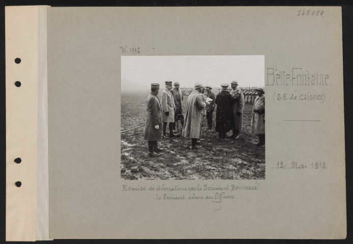 Belle-Fontaine (sud-est de Caisnes). Remise de décorations par le président Poincaré. Le président décore des officiers