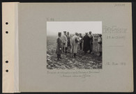 Belle-Fontaine (sud-est de Caisnes). Remise de décorations par le président Poincaré. Le président décore des officiers