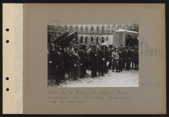 Paris. Visite de la mission du Labour Party américain. Aux Invalides, la mission visite les trophées