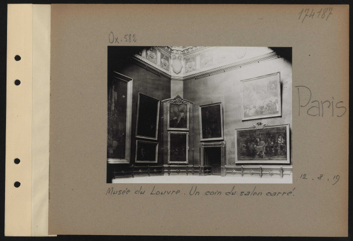 Paris. Musée du Louvre. Un coin du salon carré