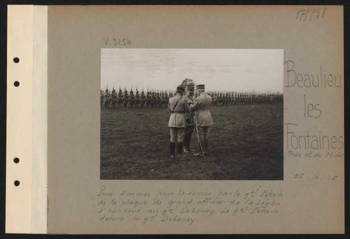 Beaulieu-les-Fontaines (près et au nord de). Prise d'armes pour la remise, par le général Pétain de la plaque de grand-officier de la Légion d'honneur au général Debeney. Le général Pétain décore le général Debeney